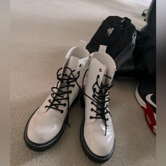 Lightly worn white (look alike) doc martens!! size 10W - Picture 2 of 5